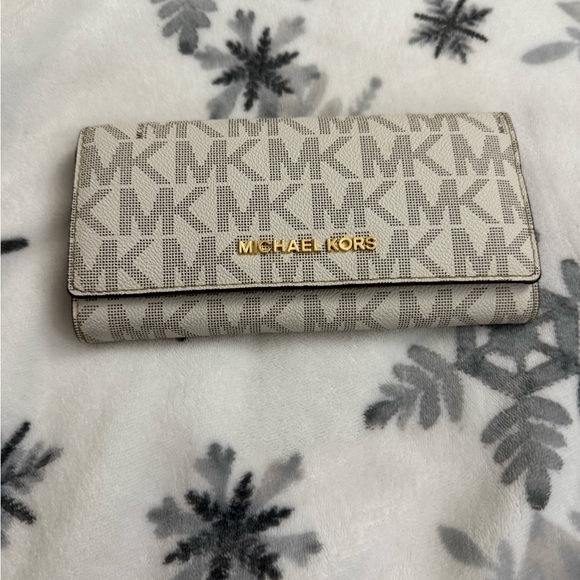 Michael Kors Bi-Fold Wallet - Picture 1 of 8